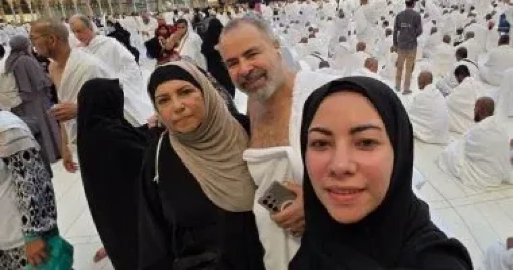 صبحى خليل وزوجته وابنته يؤدون مناسك العمرة.. صور