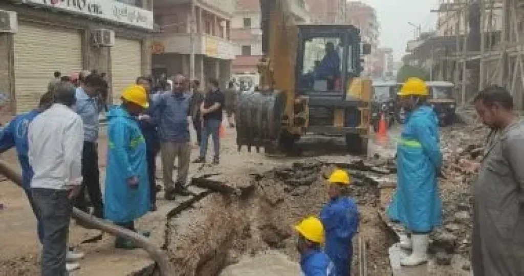 رئيس مياه الغربية يتابع إصلاح كسر مفاجئ بخط مياه رئيسى فى زفتى