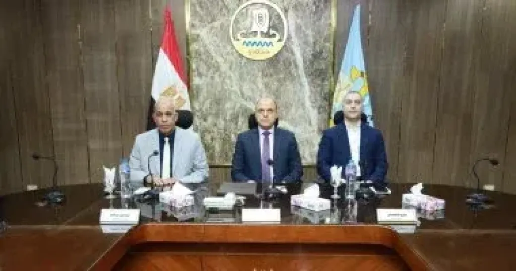 محافظ كفر الشيخ: مناقشة بروتوكولات الطوارئ للتخلص الآمن من النفايات