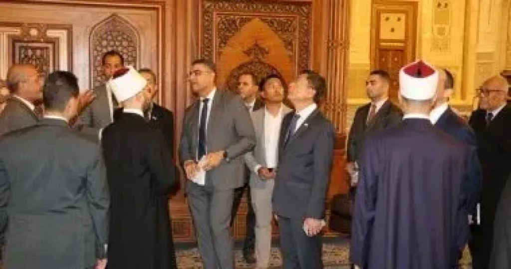أسامة الأزهري يستقبل وزير الشئون الإسلامية بسنغافورة فى جولة بمسجد مصر الكبير