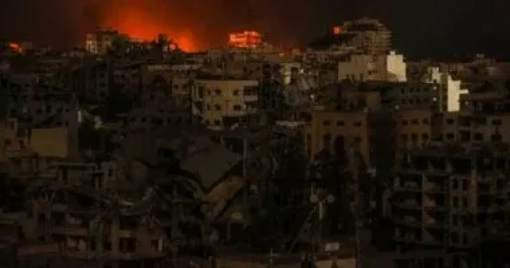 انفجارات عنيفة شرق مدينة غزة نتيجة غارات مكثفة لطائرات الاحتلال ونسف مبانى