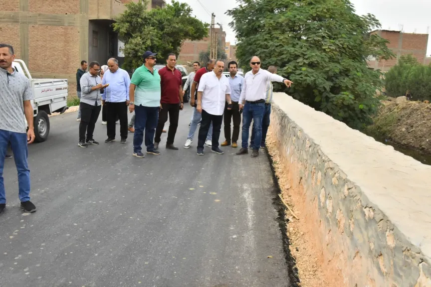 محافظ أسيوط يتفقد طريق درنكة – محور الهضبة بعد الانتهاء من رصف 3 كيلومترات