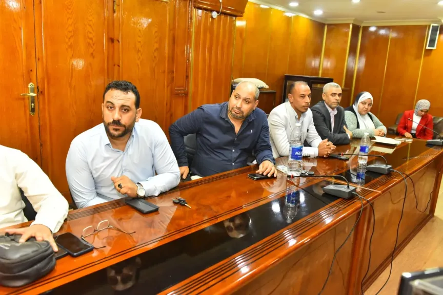 محافظ أسيوط يعقد اجتماعا مع مسئولي الجمعيات