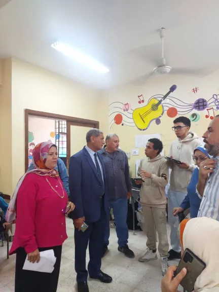 عمر يتابع فعاليات المعرض التمهيدي للأيسف.. 12 مدرسة و35 مشروعًا علميًا متميزًا”