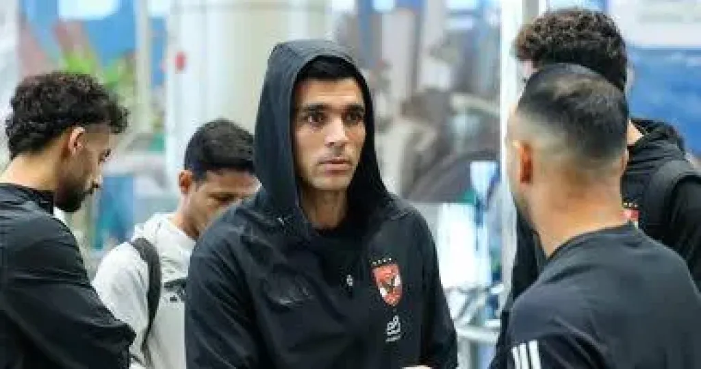 توافد لاعبي الأهلي إلى مطار القاهرة استعدادًا للسفر إلى الإمارات