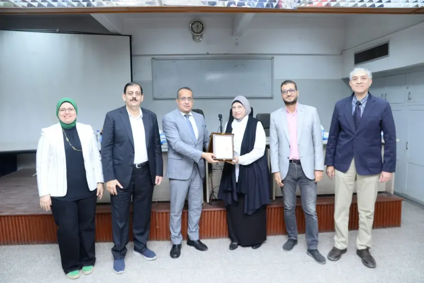 مستشفيات جامعة أسيوط تكرم الأستاذة منال حافظ مدير عام إدارة الحسابات