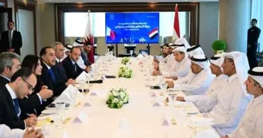 رئيس الوزراء يوجه الدعوة لرجال الأعمال القطريين لزيادة استثماراتهم بمصر