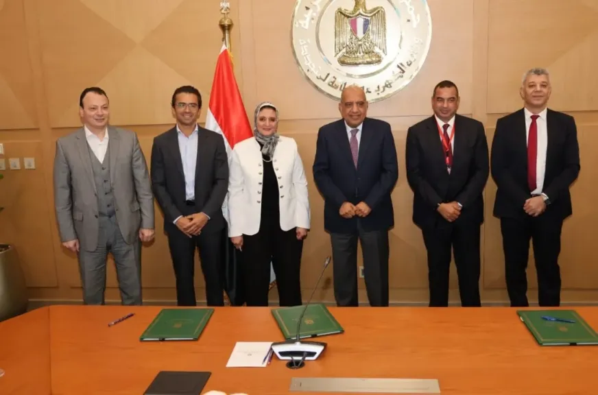 وزير الكهرباء يشهد مراسم توقيع الاتفاقيات المكملة لتنفيذ مشروعين من الطاقة الشمسية