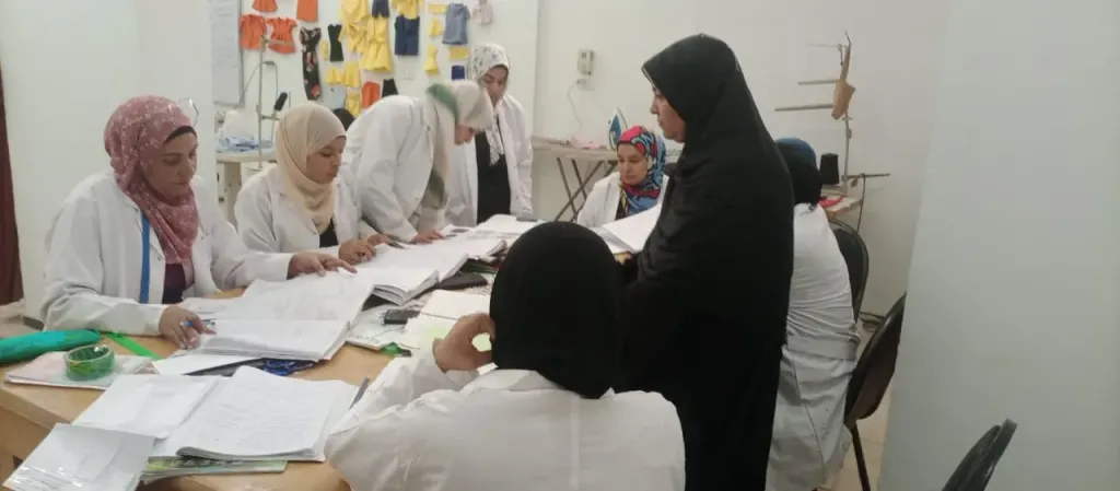 العمل باسيوط تنظم  دورات   في مجال الخياطه