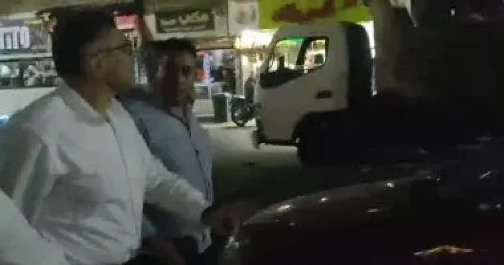 محافظ الجيزة يفاجئ أحياء إمبابة والوراق ويتجول فى الشوارع دون حراسة