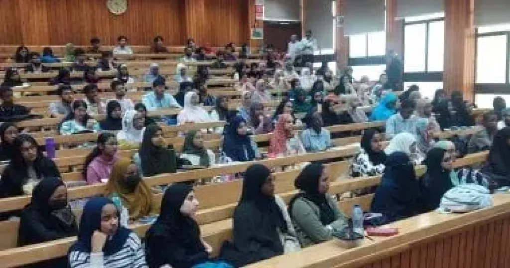 جامعة القاهرة: إعادة الامتحان لطلاب كلية التجارة بعد منعهم من أدائه