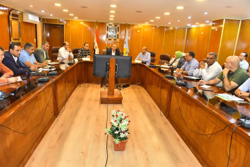 محافظ أسيوط يجتمع مع رؤساء المراكز ويؤكد تطوير مسار العائلة المقدسة