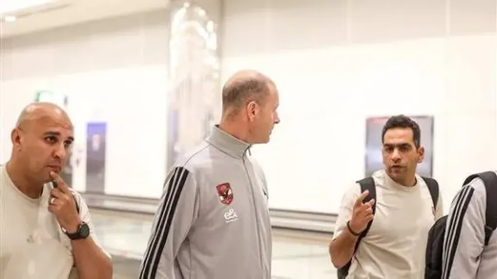 ”توروب” يعقد محاضرة مع لاعبي الأهلي داخل فندق الإقامة