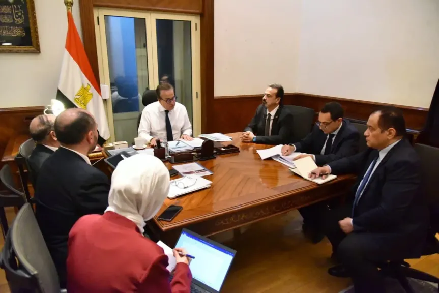 وزير الصحة يبحث تفعيل قانون المسؤولية الطبية مع اللجنة العليا”
