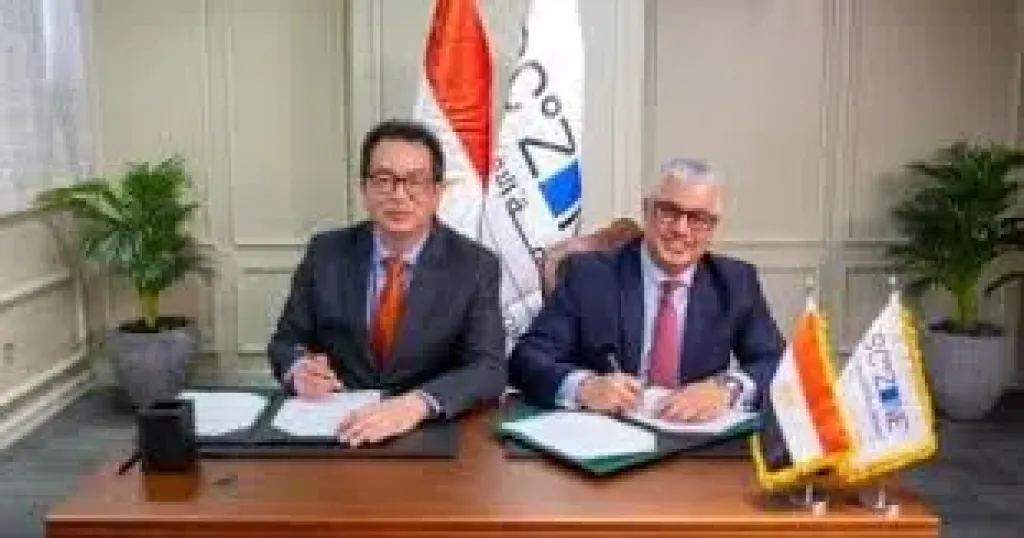 رئيس اقتصادية قناة السويس يوقع عقد مشروع ”إتش أند إل” الكورية بالقنطرة غرب