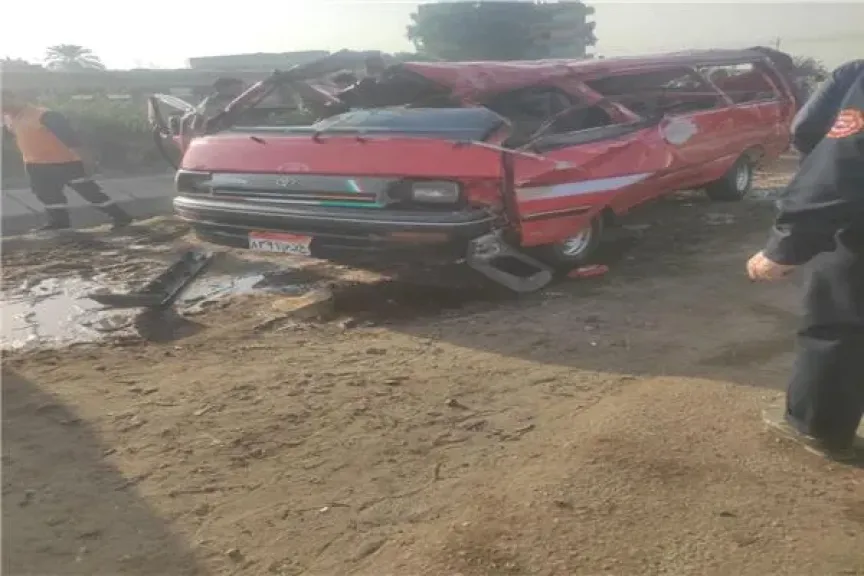 إصابة ٦ أشخاص بإصابات خطيرة في انقلاب ميكروباص بترعة بالغربية