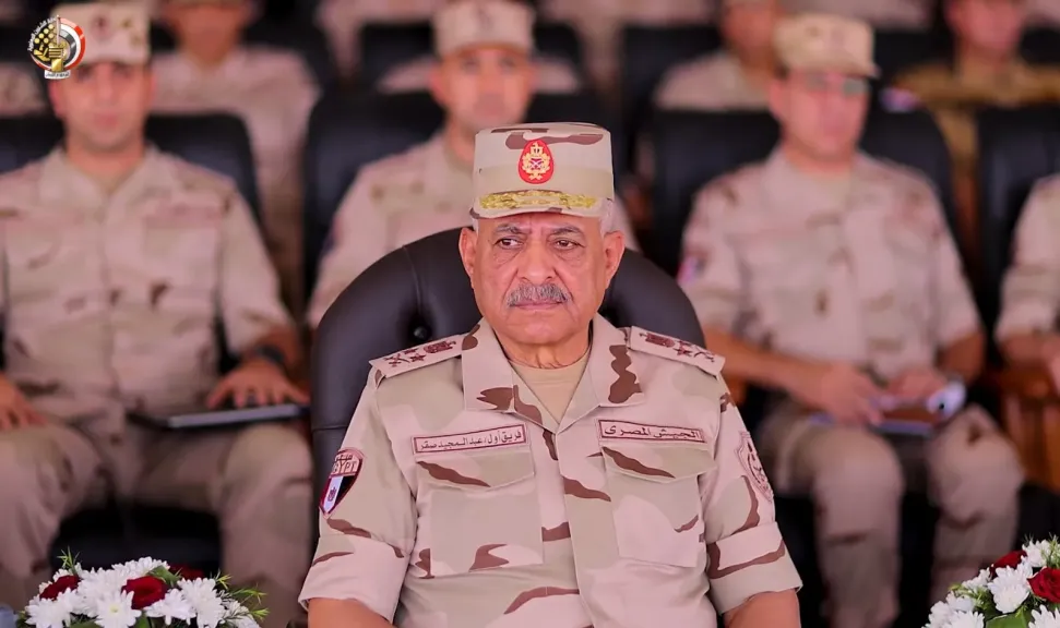 وزير الدفاع يشهد إجراءات تفتيش الحرب لأحد تشكيلات المنطقة المركزية العسكرية| فيديو