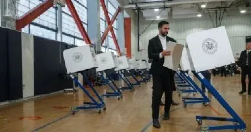 زهران ممدانى يدلي بصوته في انتخابات عمدة نيويورك