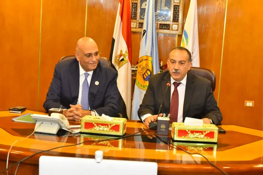 محافظ أسيوط والرئيس التنفيذي لجهاز تنمية المشروعات يسلمان تمويلات