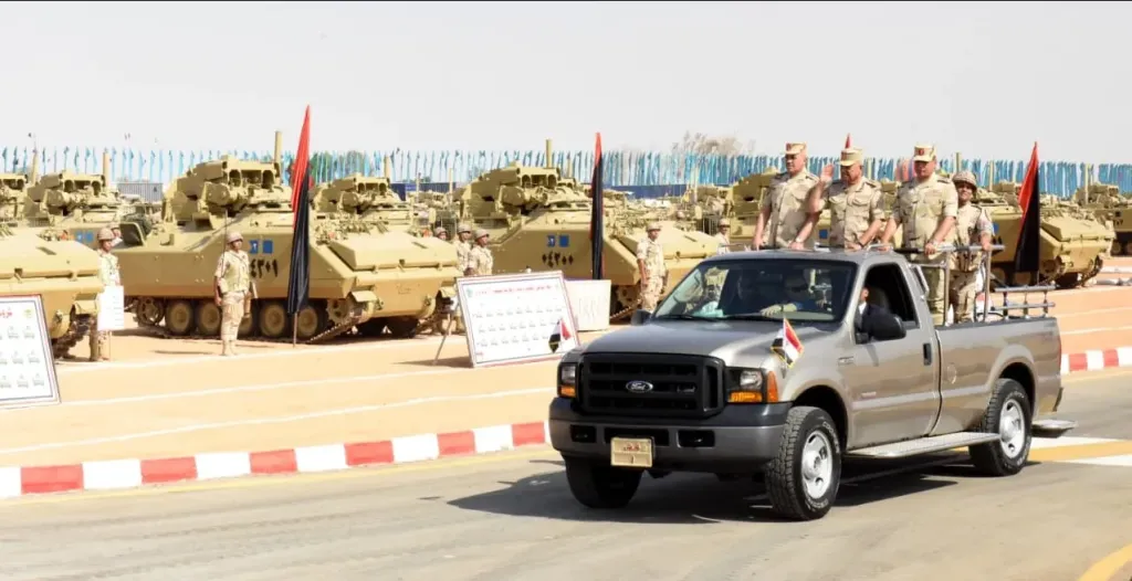 وزير الدفاع يشهد إجراءات تفتيش الحرب لأحد تشكيلات المنطقة المركزية العسكرية|صور