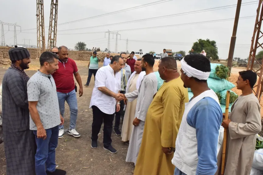محافظ أسيوط يتوقف خلال جولته دعم القطاع الزراعي
