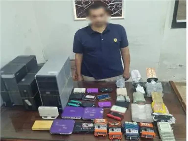 ضبط المتهم بإنشاء محطة بث تلفزيوني لفك شفرة القنوات بالشرقية