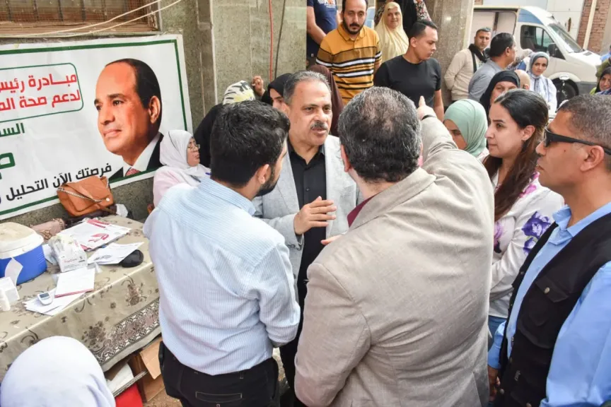 محافظ الشرقية يتفقد أعمال القافلةالطبيةالإستثنائيةالمجانيةالمقامةبالقنايات