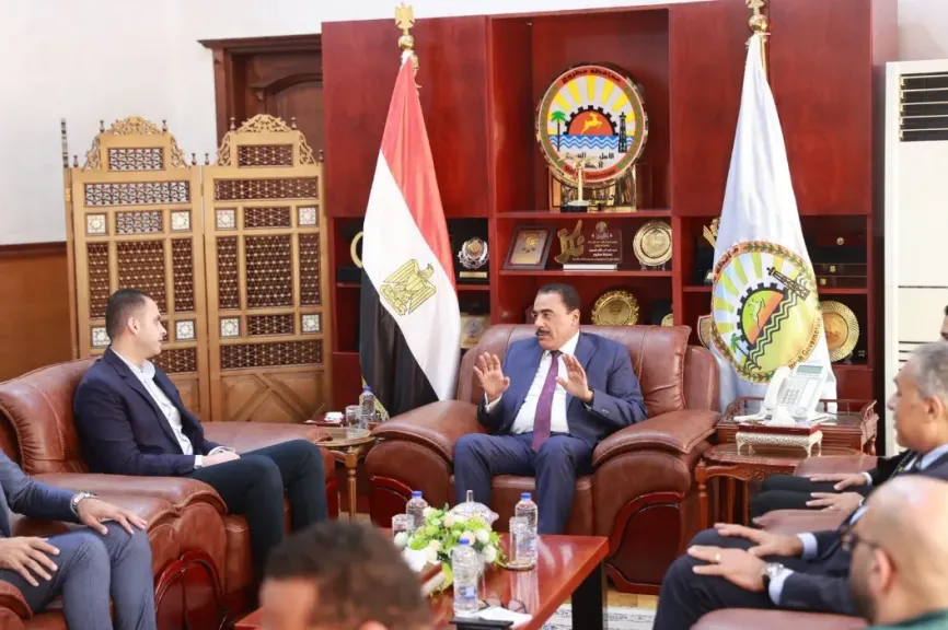 نائب وزير الصحة يبحث مع محافظ مطروح دعم البنية الصحية وتسريع مشروعات التطوير بالمحافظة|صور