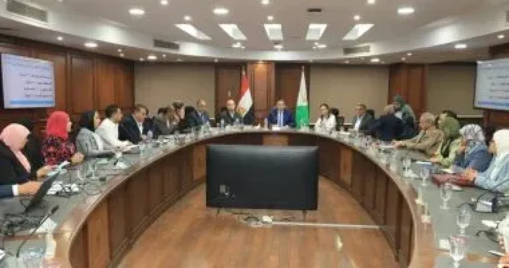 محافظ الجيزة يشهد إجراء القرعة الإلكترونية لـ1700 مدفن جاهز بطريق الفيوم