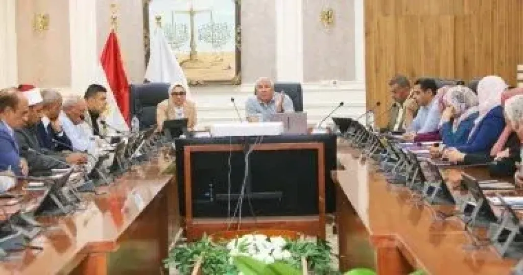 محافظ الوادي الجديد يبحث استعدادات الأجهزة التنفيذية لإجراء انتخابات النواب