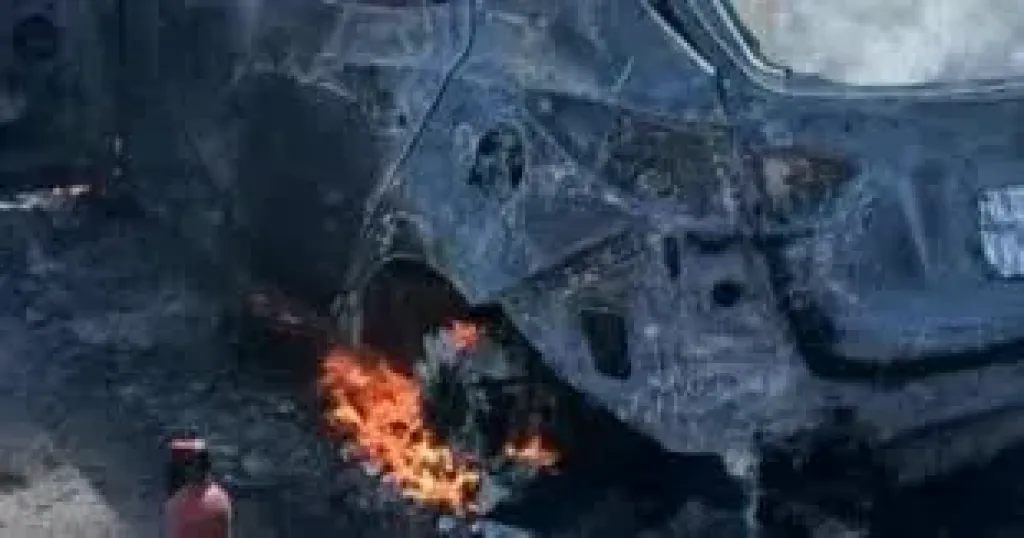 بالطريق الإقليمي .. مصرع 3 أشخاص وإصابة آخر بسبب حريق سيارة