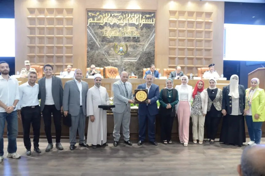 محافظ أسيوط يكرم جمعية الجيل المنتج لإنشاء مسجد ومجمع الرضا والنور