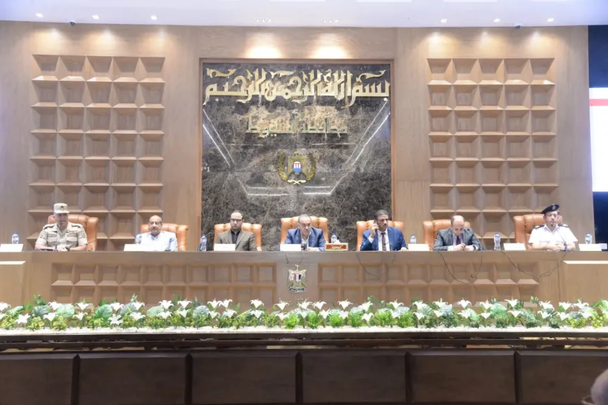 محافظ أسيوط يكرم مدير مركز معلومات شبكات المرافق لتميز الأداء