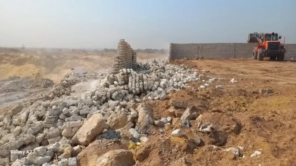 إزالة هنجر مخالف على مساحة ٣٠٠ متراً بقصاصين الشرق بالحسينية