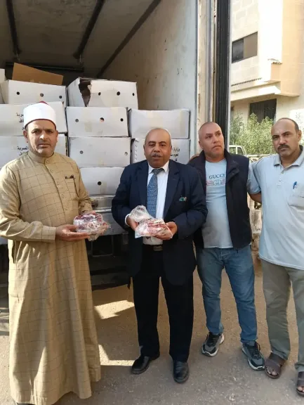 تسليم  ٢ طن لحوم من صكوك الإطعام لتوزيعها بمحافظة الشرقية