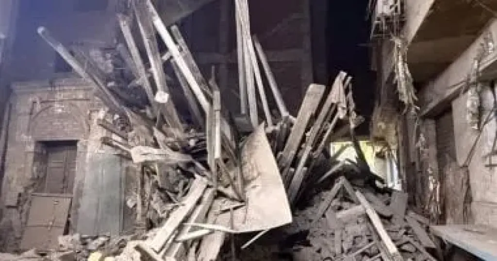 انهيار منزل مهجور من 3 طوابق فى الموسكى.. صور