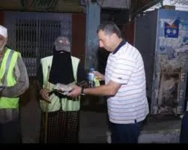 محافظة دمياط توزع وجبات ساخنة على عمال النظافة