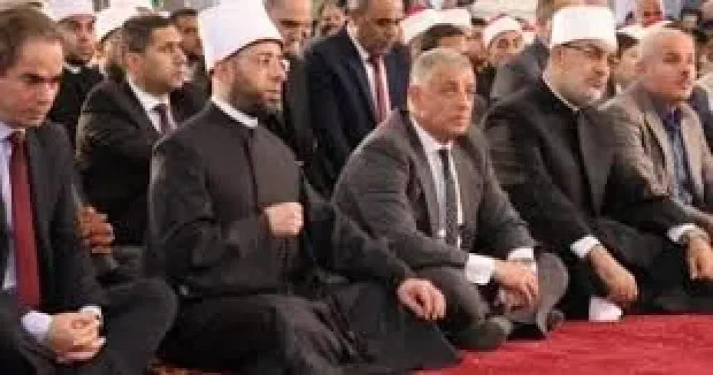 وزير الأوقاف ومفتي الجمهورية يؤديان صلاة
