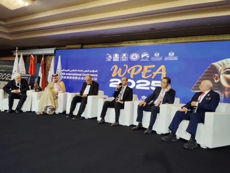 المنشاوي يشارك في جلسة حوارية  دور المؤسسات الأكاديمية