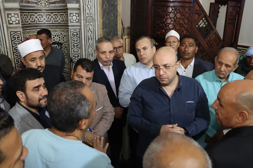 محافظ بني سويف يلتقي المواطنين عقب صلاة الجمعة