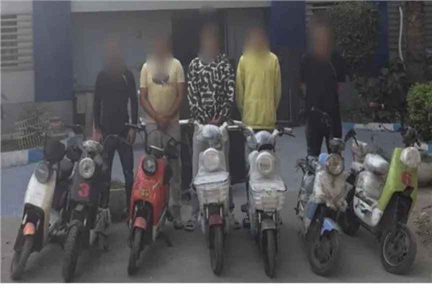 ضبط تشكيل عصابي تخصص في سرقة الدراجات الكهربائية بمنشأة ناصر