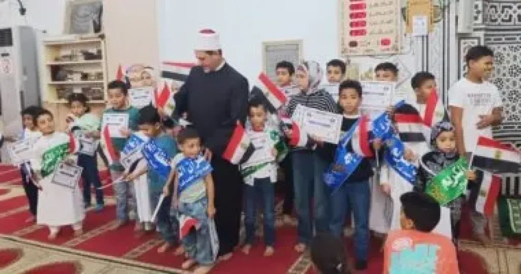 وزير الأوقاف يشيد بإمامٍ وزَّع أعلام مصر على الأطفال بعد صلاة الجمعة