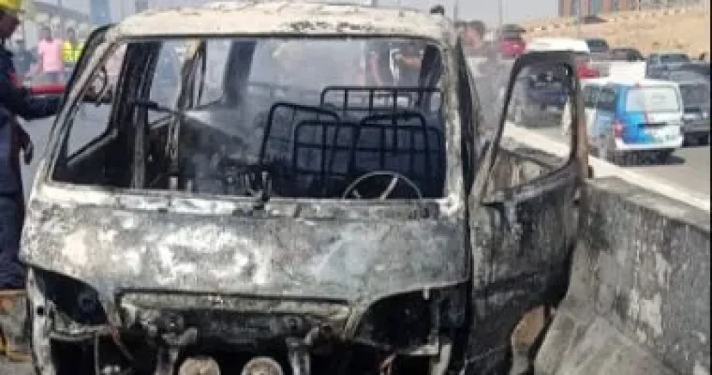 حريق فى ميكروباص أعلى الدائرى بالوراق وإصابة 5 أشخاص