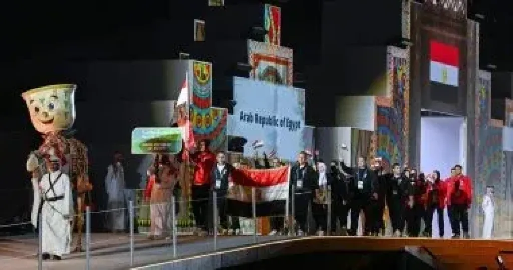 عبد الرحمن سامح وسارة سمير يحملان علم مصر في حفل افتتاح التضامن الإسلامى
