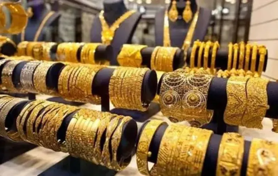 الذهب يصمد أمام تقلبات السوق ويحافظ على تداولاته قرب 4000 دولار للأوقية