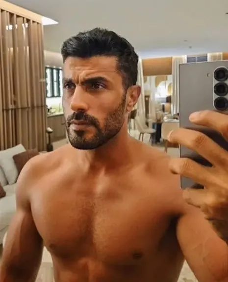 محمد سامي ينشر أول صورة من كواليس ”8 طلقات”