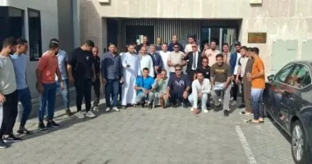 المصريون فى الإمارات يتوافدون على لجان التصويت بانتخابات مجلس النواب.. صور