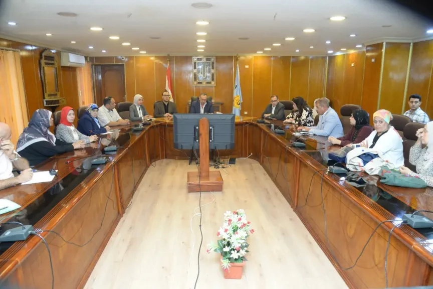 محافظ أسيوط يجتمع بمسئولي الجمعيات الأهلية لبحث المشاركة في معارض بالقاهرة