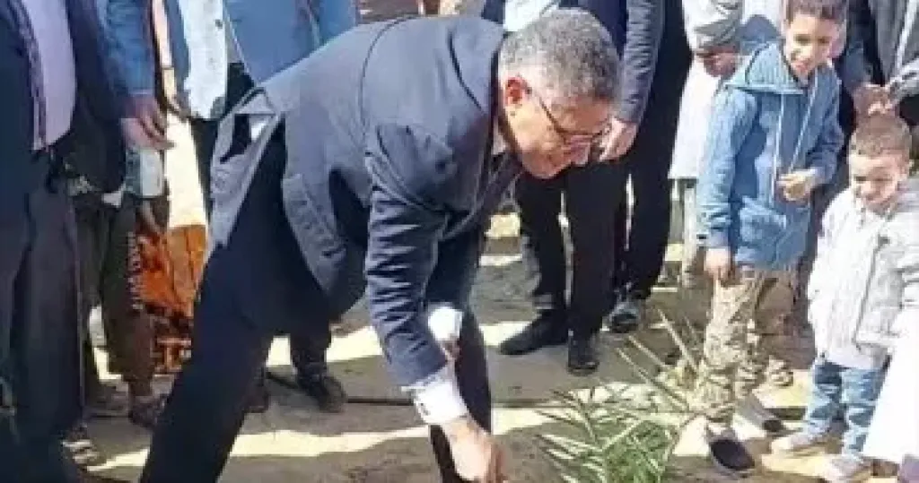 وزير الزراعة ومحافظ الجيزة يزرعان نخلة فى انطلاق مهرجان التمور بالواحات البحرية