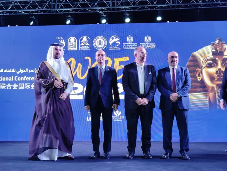 تكريم مميز للدكتور أحمد المنشاوي رئيس جامعة أسيوط من الشيخ فهد بن نايف